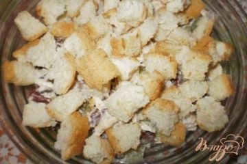 фото рецепта Салат из курицы с фасолью и сухариками