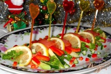 фото рецепта Закусочные рулетики из лосося с овощами