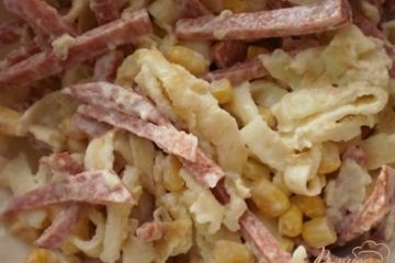 фото рецепта Салат из яичных блинчиков колбасы и кукурузы