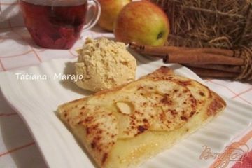 фото рецепта Дрожжевая лепешка с яблоками и корицей