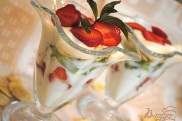 фото рецепта Йогуртовый десерт с клубникой и киви