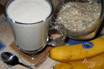 фото рецепта Бананово-йогуртовый коктейль с овссянкой
