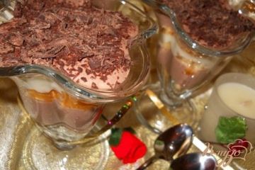 фото рецепта Десерт из печенья с фруктами и двойным кремом