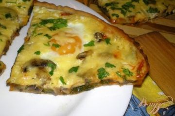 фото рецепта Пицца с грибами, шпинатом и яйцами