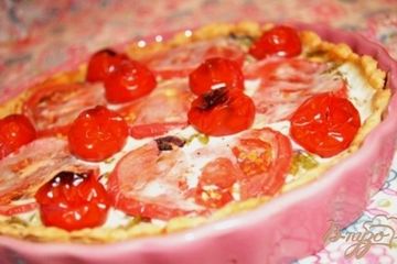 фото рецепта Закусочный пирог с помидорами и сыром фета