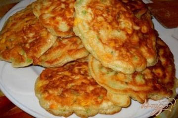 фото рецепта Оладьи с консервированой кукурузкой и зеленым луком