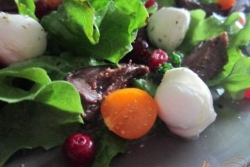 фото рецепта Салат с гусиными сердечками и клюквой
