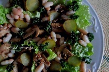 фото рецепта Салат с жареными грибами и белой фасолью