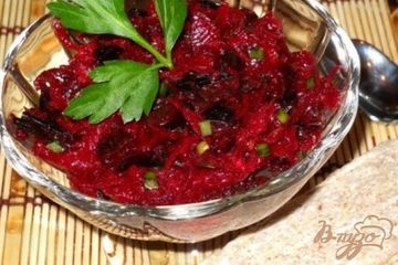 фото рецепта Салат из сырой свеклы с черносливом