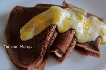 фото рецепта Шоколадные блины со сметанно-манговым соусом