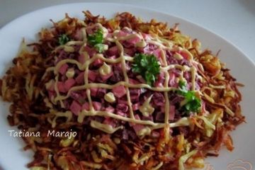 фото рецепта Свекольный салат с картофельной соломкой