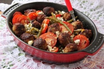 фото рецепта Мясные шарики с овощами и брынзой по-гречески