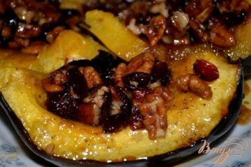 фото рецепта Тыква акорн с орехами и клюквой