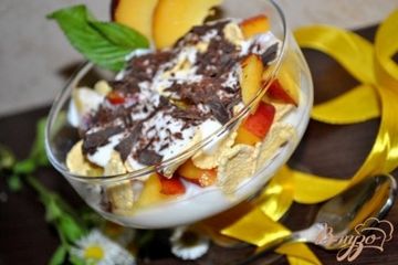 фото рецепта Десерт из йогурта с персиками