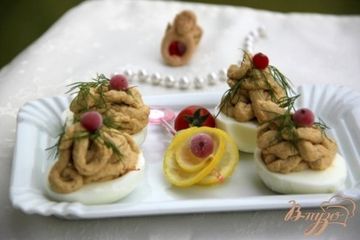 фото рецепта Яйца, фаршированные паштетом из скумбрии