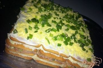 фото рецепта Торт-салат с крекерами и тунцом