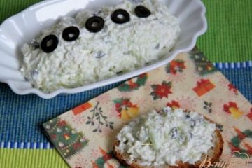 фото рецепта Сырный дип с маслинами и и огурцом