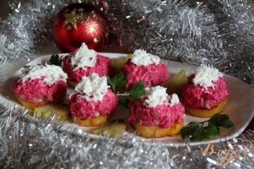фото рецепта Новогодняя мини-закуска Сельдь под шубкой на картофеле