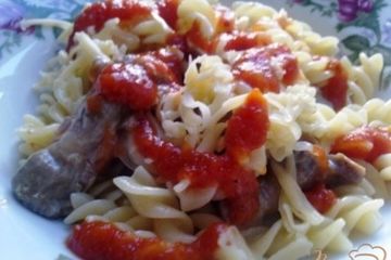 фото рецепта Rotini (спиральки) с тушеными куриными желудочками