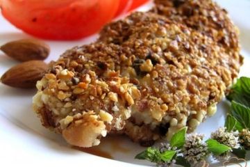 фото рецепта Шницель с мятой, миндалем и кедровыми орешками