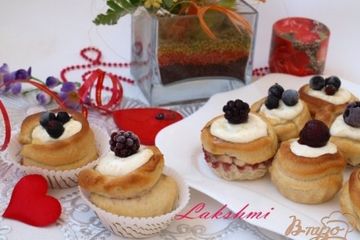 фото рецепта Булочки с творожной начинкой и ягодами
