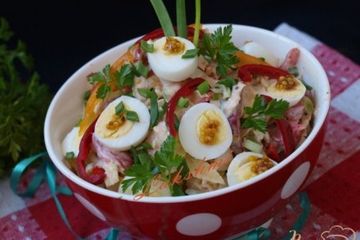 фото рецепта Салат из савойской капусты с хурмой и перепелиными яйцами