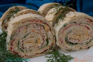 фото рецепта Праздничный рулет из лаваша с яйцами,крабовыми палочками и творожным сыром