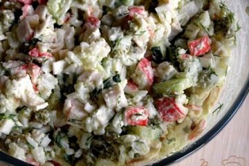 фото рецепта Салат с крабовыми палочками, рисом и зеленым горошком