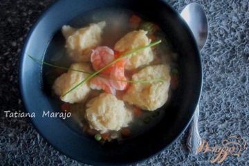 фото рецепта Суп с сырными клецками и креветками