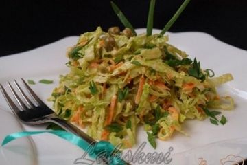 фото рецепта Салат с савойской капустой,морковью и горошком