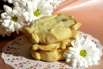 фото рецепта Ватрушки с творогом и изюмом