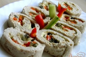 фото рецепта Рулет из индейки с мятным сыром и красным перцем