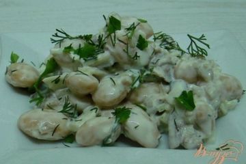 фото рецепта Сытный и вкусный салат из фасоли с сельдью