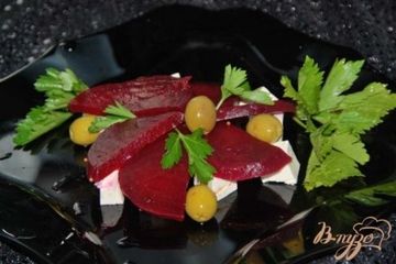 фото рецепта Салат из маринованной свеклы и фетаксы.