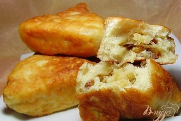 фото рецепта Пирожки с яблоками и изюмом на сковороде
