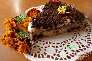 фото рецепта Пирог шоколадно-ягодный с орехами и меренгой