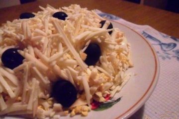 фото рецепта Салат из горбуши с копченым колбасным сыром