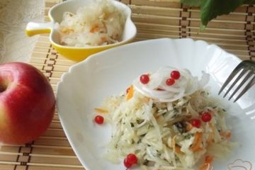 фото рецепта Салат из квашеной капусты с яблоками