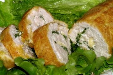 фото рецепта Рулет из индейки с сыром и зеленью