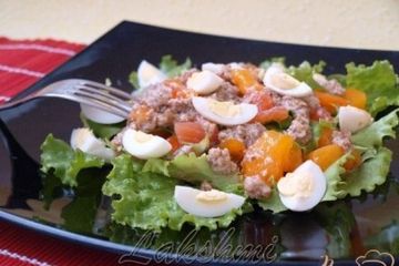 фото рецепта Салат с сёмгой и хурмой