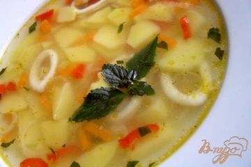 фото рецепта Суп с кальмарами и базиликом