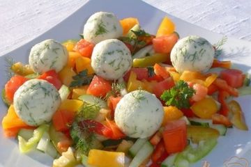 фото рецепта Салат овощной с шариками из феты