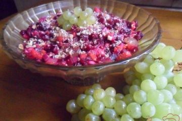 фото рецепта Винегрет с виноградом и орехами