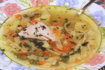 фото рецепта Куриный суп с лапшой и зеленым горошком