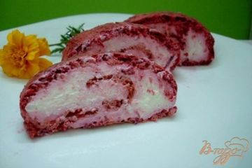 фото рецепта Свекольный рулет с нежным кремом