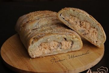 фото рецепта Пирог с форелью и зеленым сыром