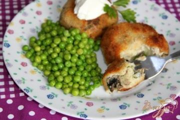 фото рецепта Картофельные котлеты с копчёной скумбрией и грибами