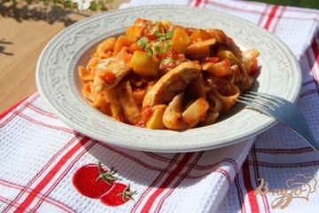 фото рецепта Лапша с курицей и цукини в томатном соусе