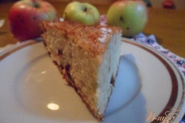 фото рецепта Шарлотка с яблоками и сушёной вишней
