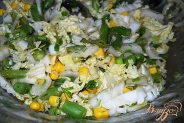 фото рецепта Салат из пекинской капусты с зеленой фасолью и кукурузой